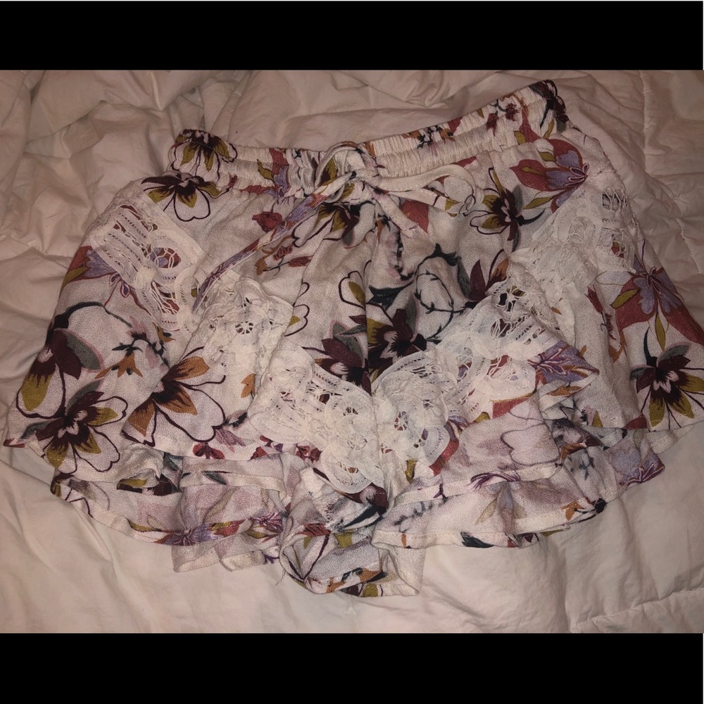 NWT LF lace floral shorts